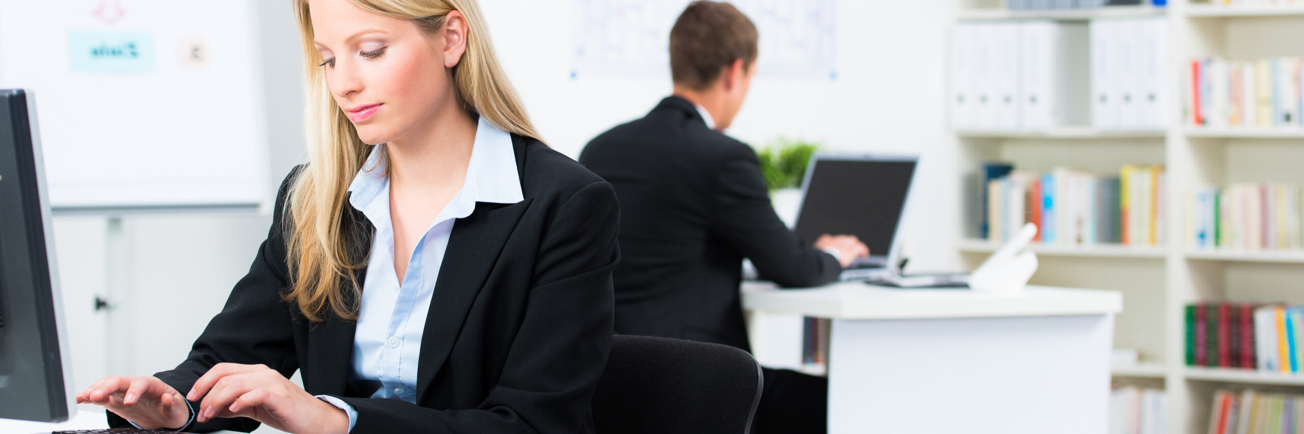 geschäftsleute arbeiten am computer im büro